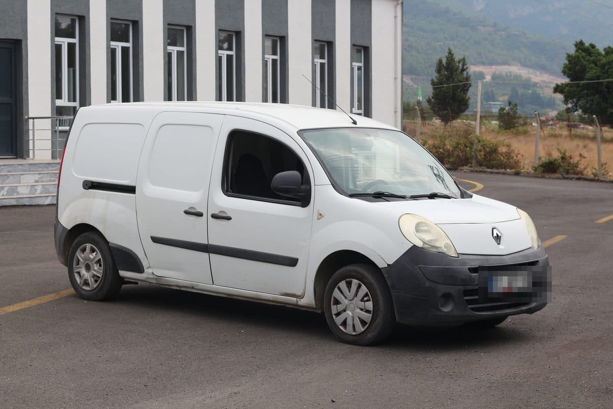 Halı teslimatında kullanılan beyaz servis aracı
