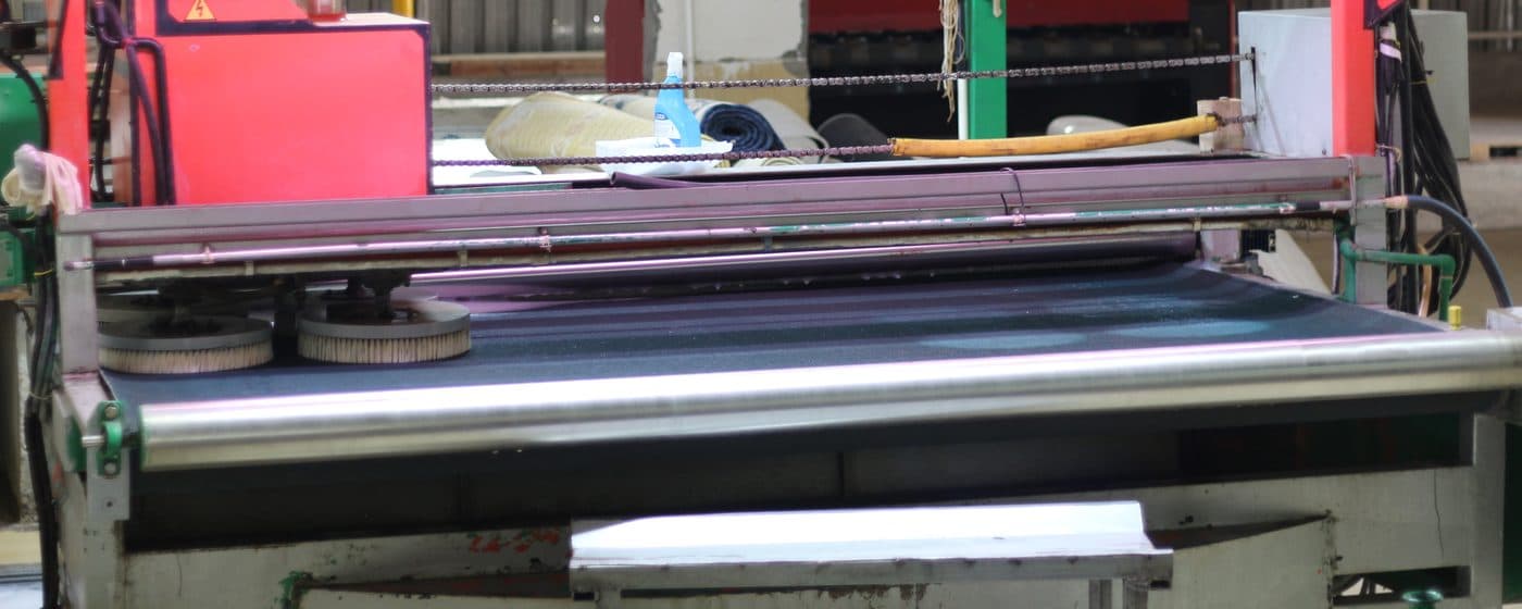 Otomatik halı yıkama hattının fırçalı yıkama ünitesi ve taşıma bandı